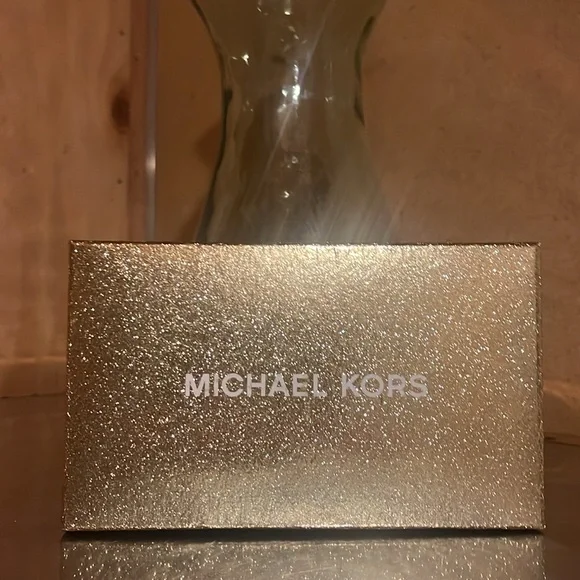 Lost in the 🔥 
NWTIB Michael Kors Jet Set Long Wallet - Picture 4 of 5